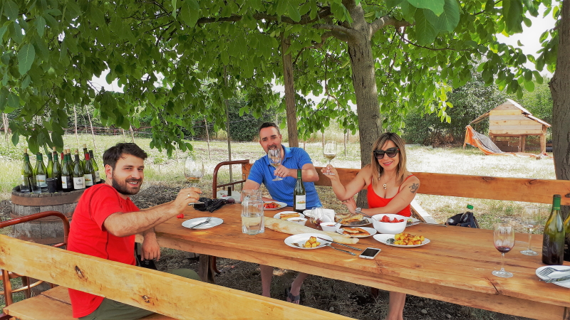 Almuerzo el aire libre con el dueño de la bodega Chubini en Georgia