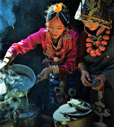 Tea ritual in Tibet